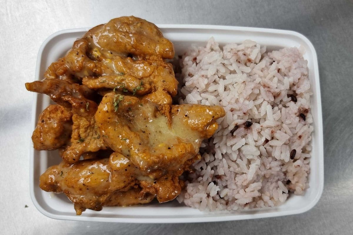 Single Special 6-7 pcs of boneless chicken with rice, radish and drink