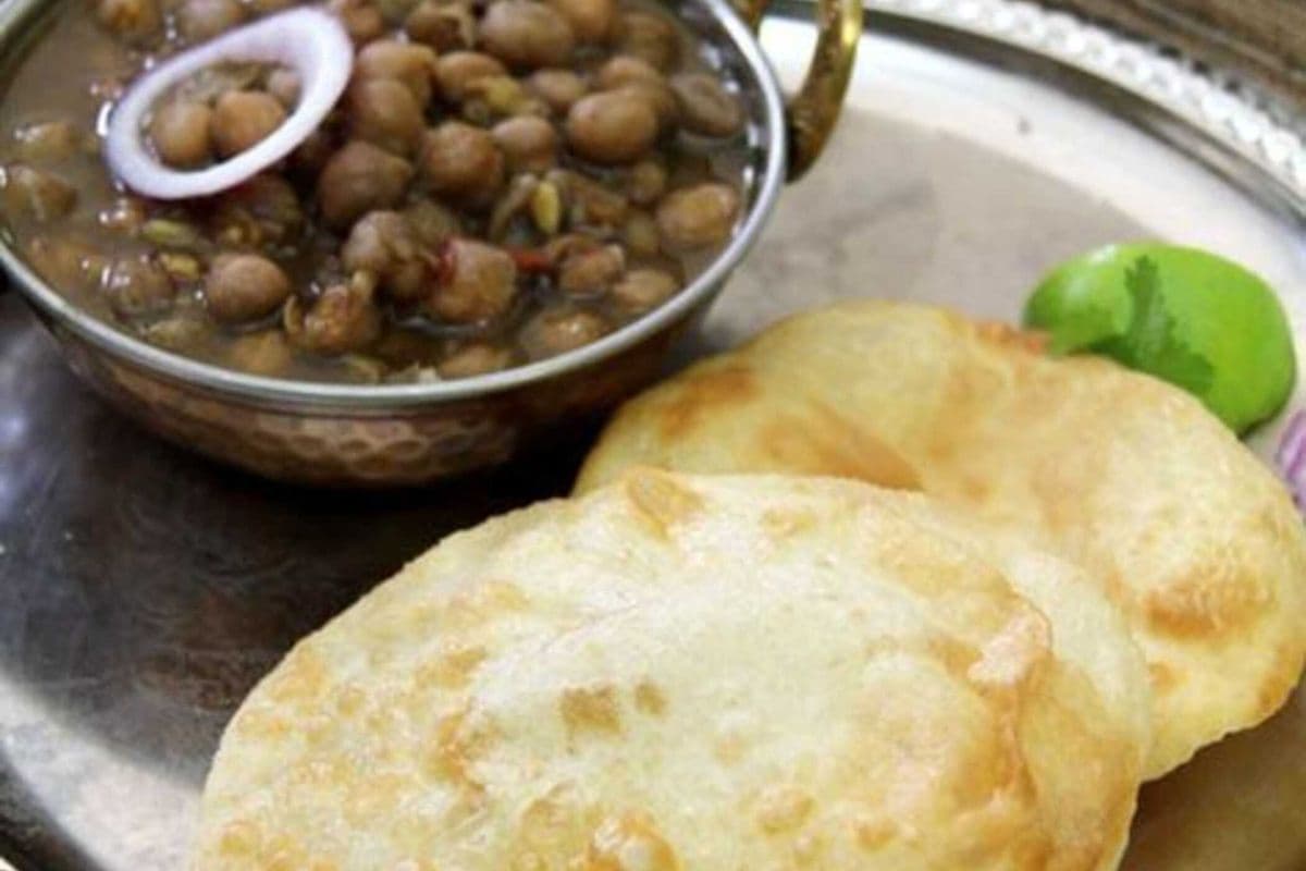 Chole Bhature (2pcs)