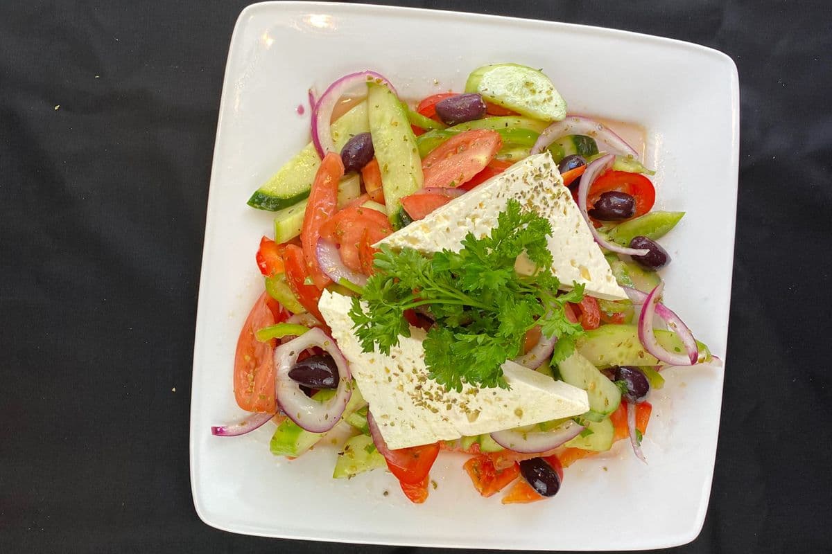 37. Salade grecque avec poulet grillé / Greek Salad with Grilled Chicken