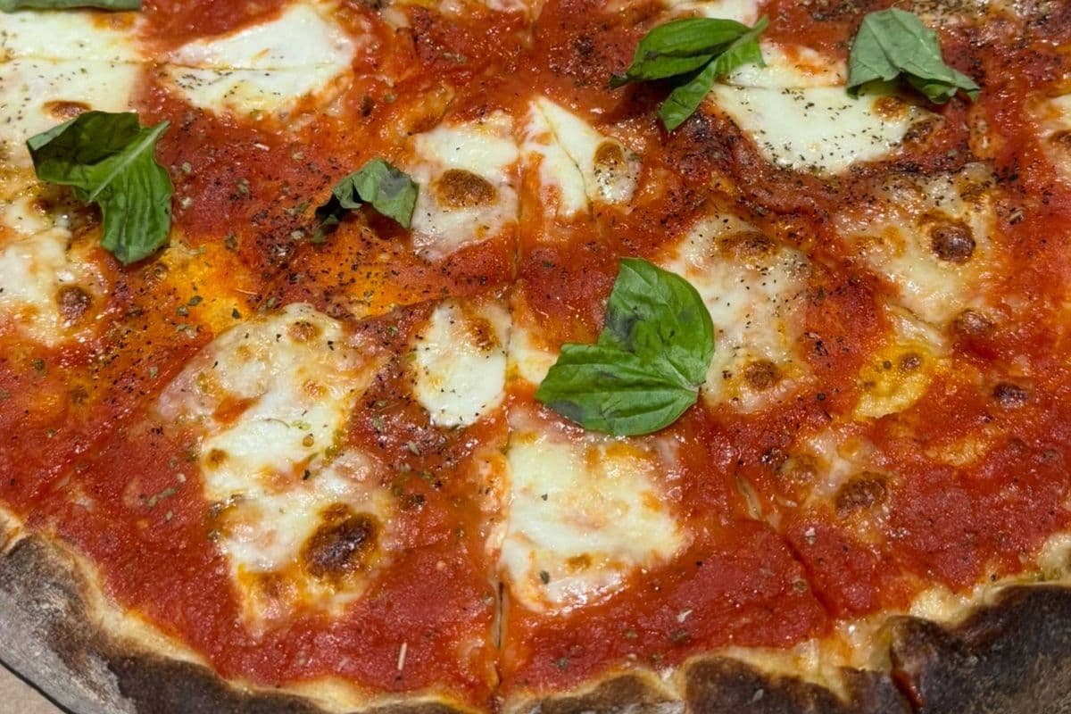 Thin Crust Italian Margherita Pizza (15 inch)