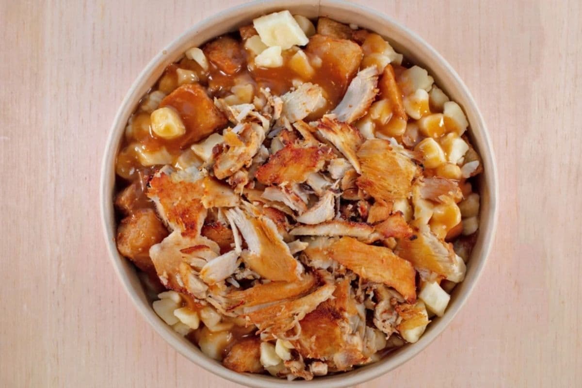 deux poutines au poulet + deux Pepsi