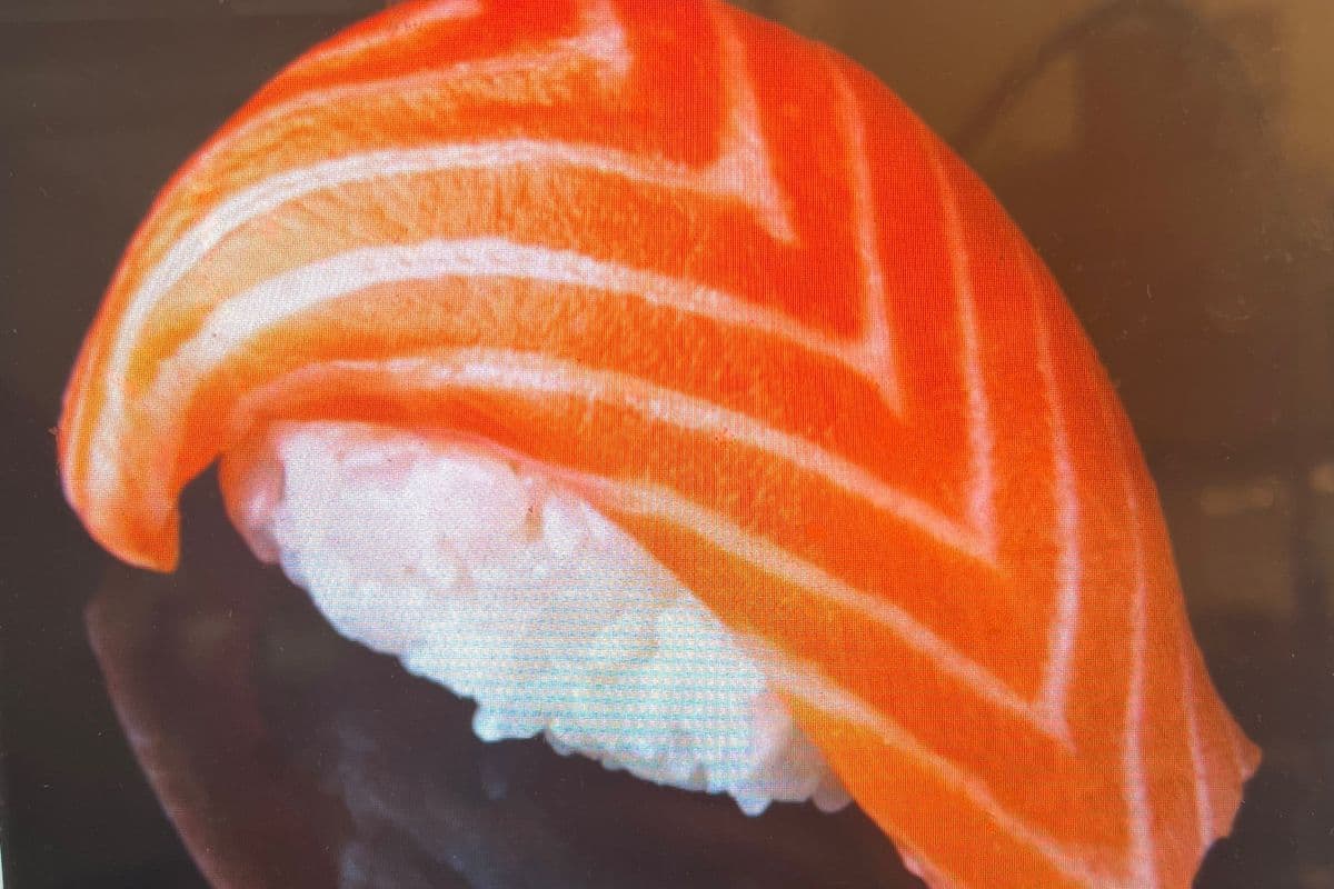 Salmon nigiri (1pc) 三文鱼寿司1片