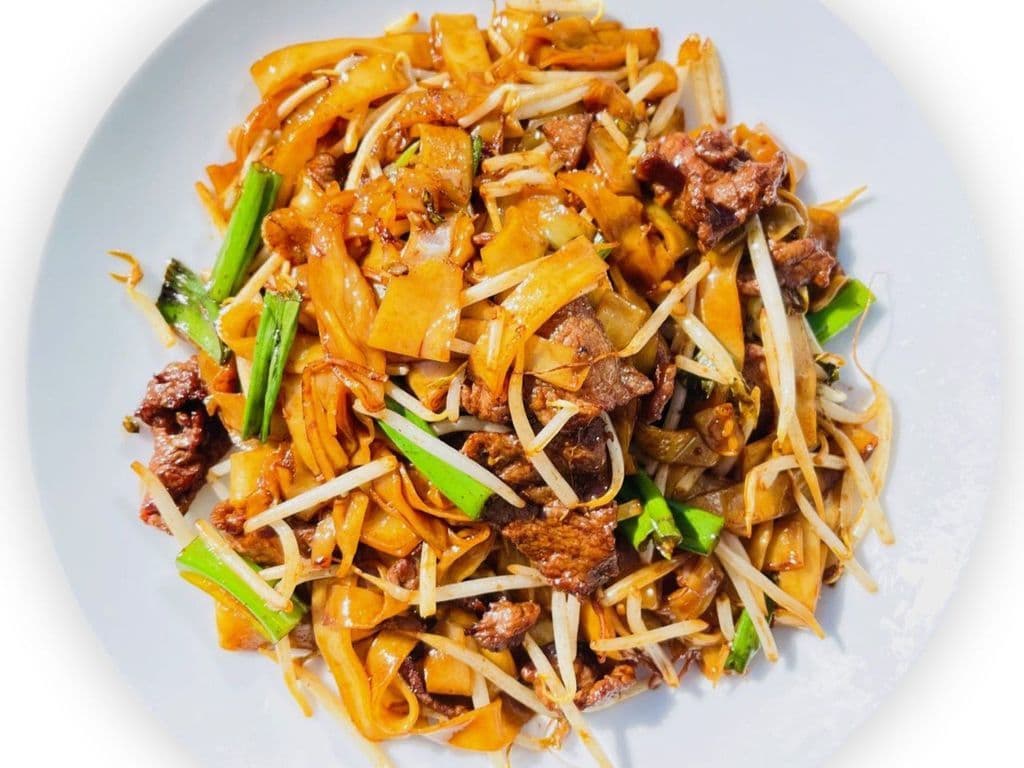F2. 港式乾炒牛/雞河 Stir-Fried Ho Fun with Beef/Chicken