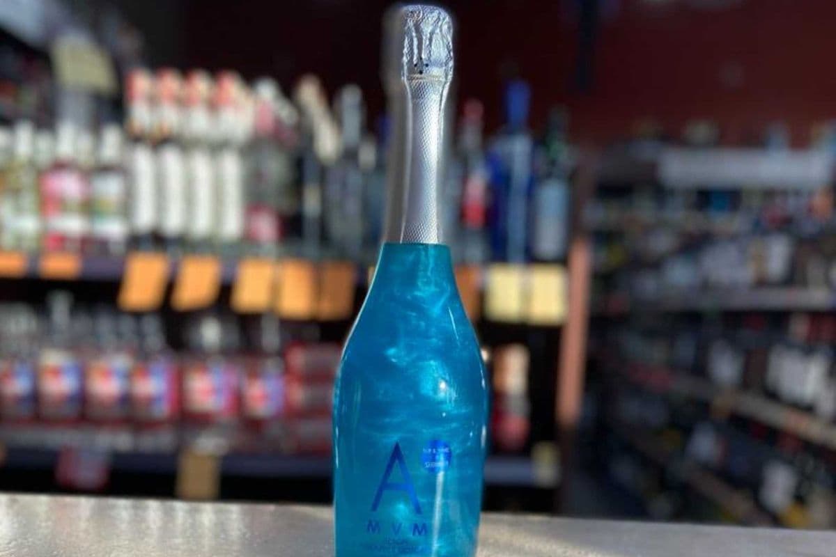 AMVM BEACH BLUE PINEAPPLE MOSCATO (1 x 750 ml)