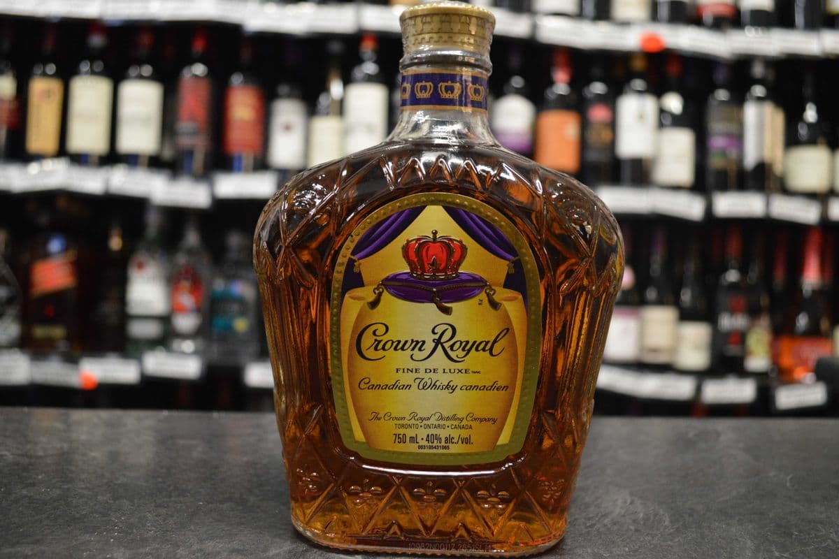 Crown Royal Canadian Deluxe Whisky (750 ml)