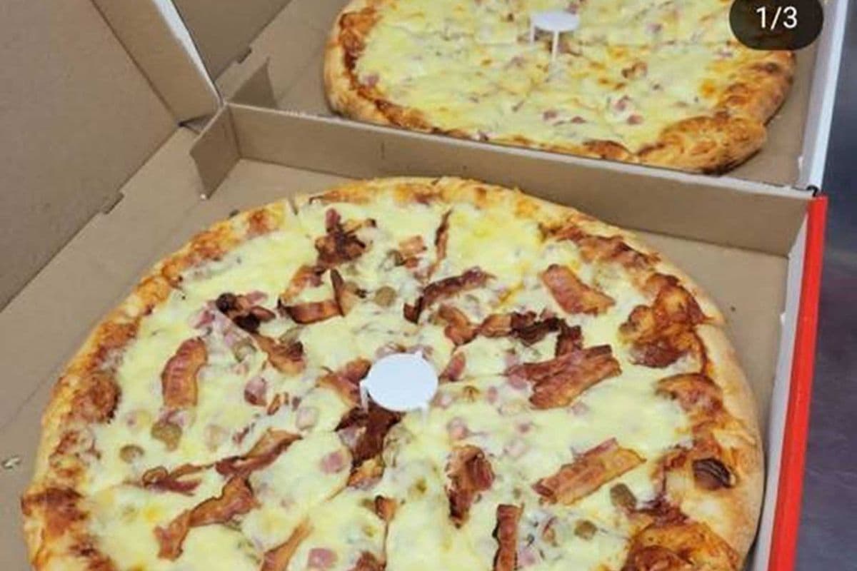 Family Feast Deluxe (2 Med Pizzas, 2lb, 2 Dips, 4 Drinks)
