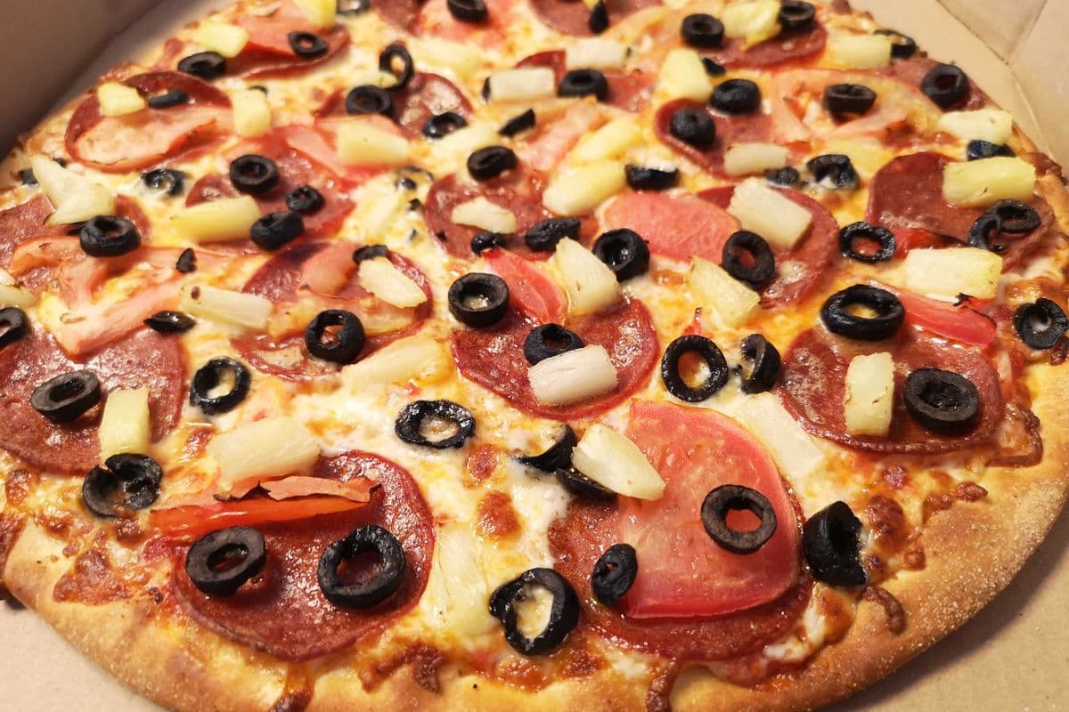 Medium 3 Toppings Pizza, 2 Drinks (Can) and 2 Dips