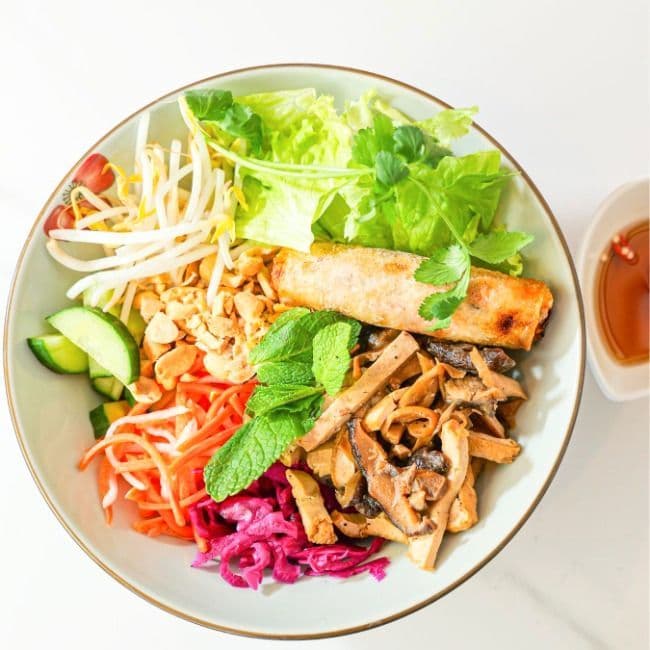 V5. Vermicelles avec rouleaux impériaux végétariens, tofu et champignons
