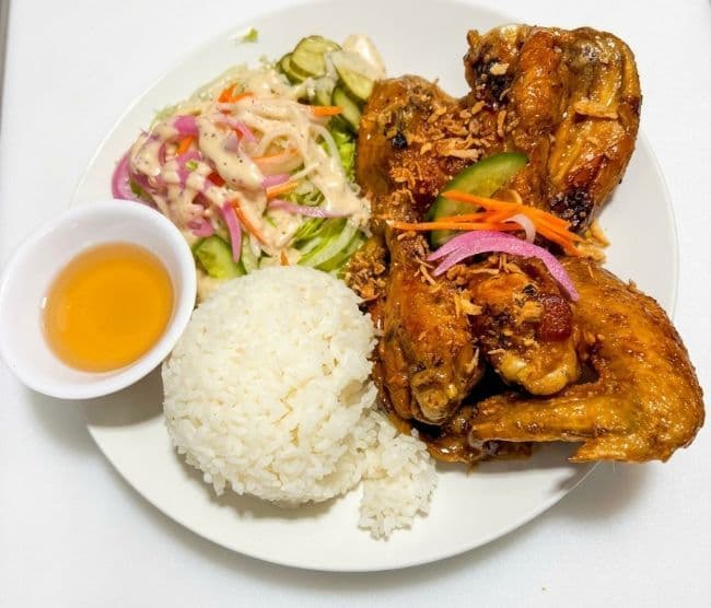 R4. Riz Ailes de poulet frites (8 mcx) / Fried Chicken Wings with Rice(8 Pcs)