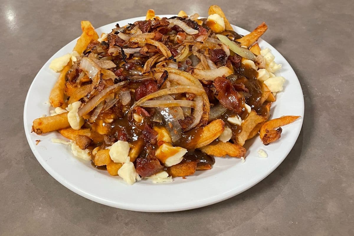 Poutine au bacon et oignons