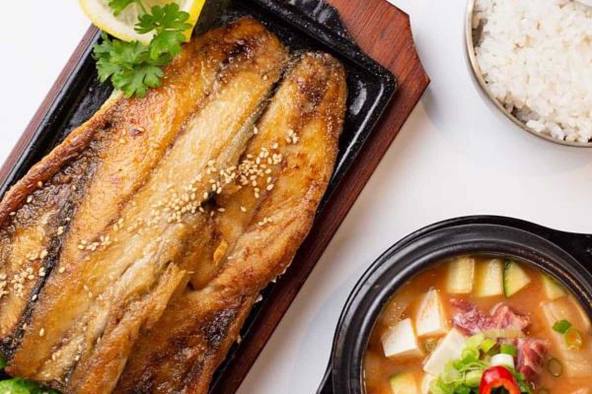 Grilled Mackerel (고등어구이정식 烤青花鱼套餐)
