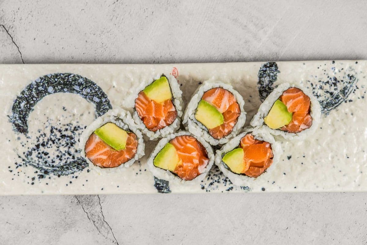 Um5 Salmon Avocado Maki/ 三文鱼牛油果卷