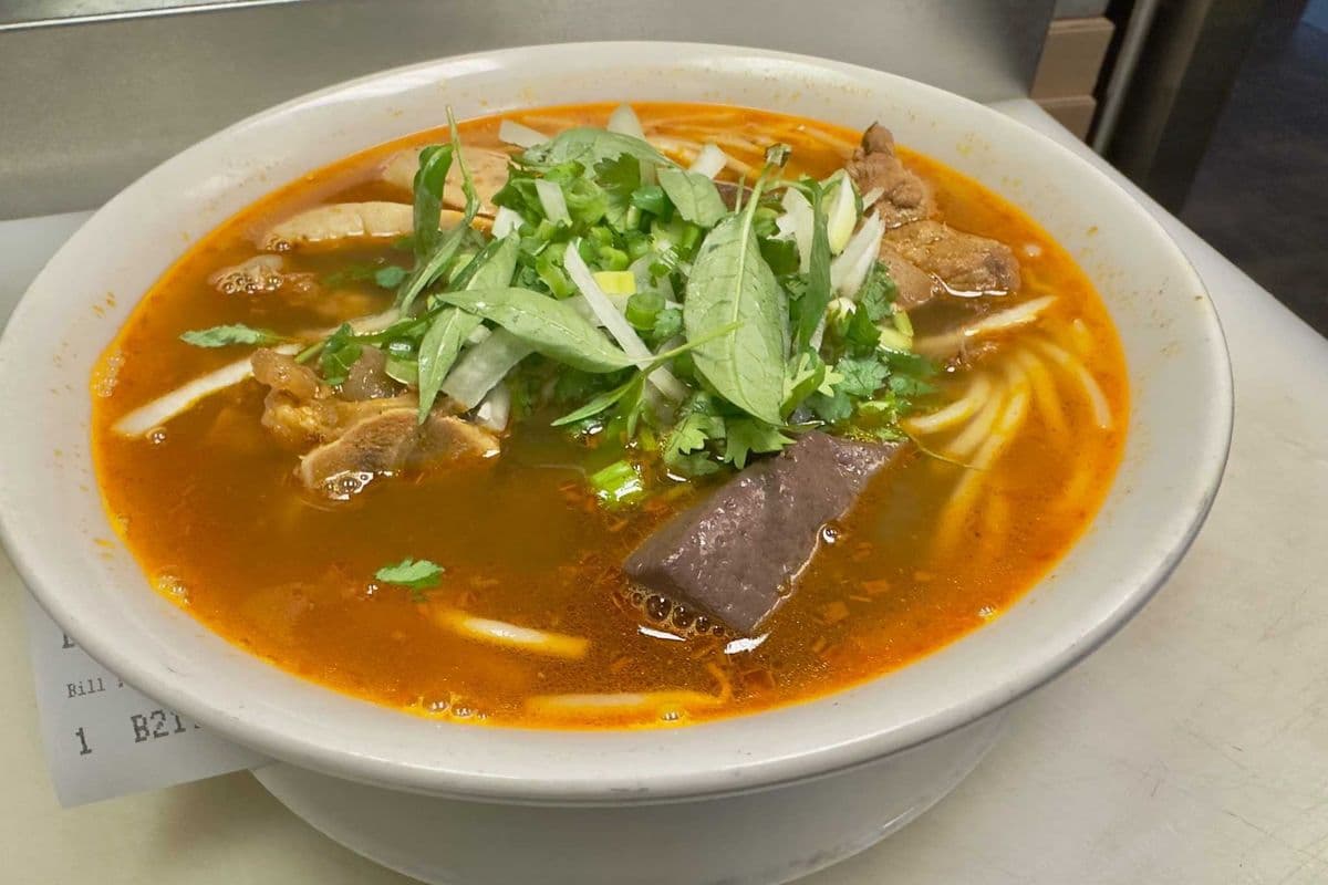 B21. Hue Style Vermicelli Soup (Bun Bo Hue)