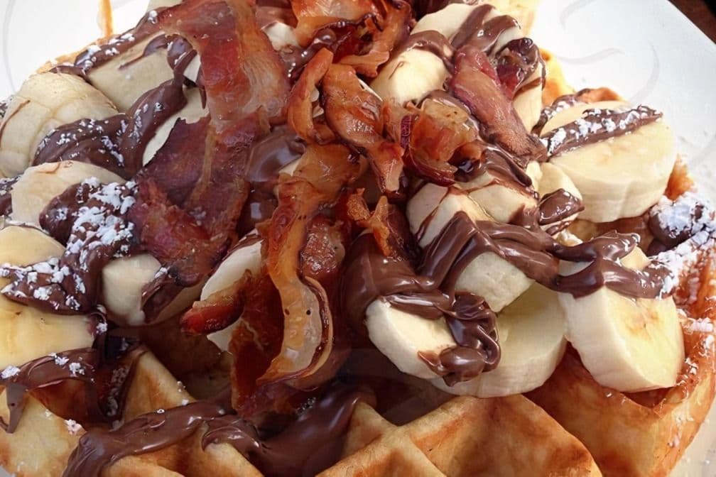 Gaufres des bananes, bacon émiettés avec nutella / Bananas and Crumbled Bacon with Nutella