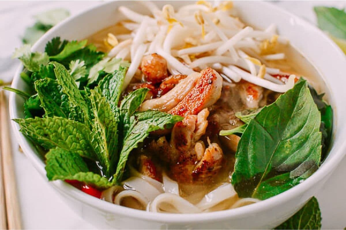 13. Soupe Tonkinoise au poulet grillé / Grilled Chicken Tonkinese Soup鸡粉