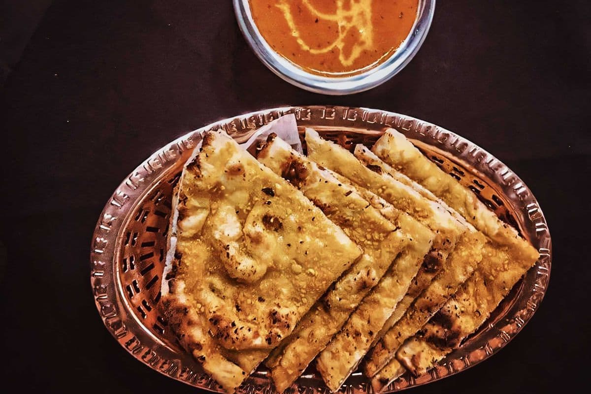 App Naan Basket with Butter Sauce
