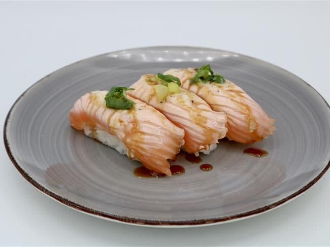 Torched Salmon Sushi (3pcs)