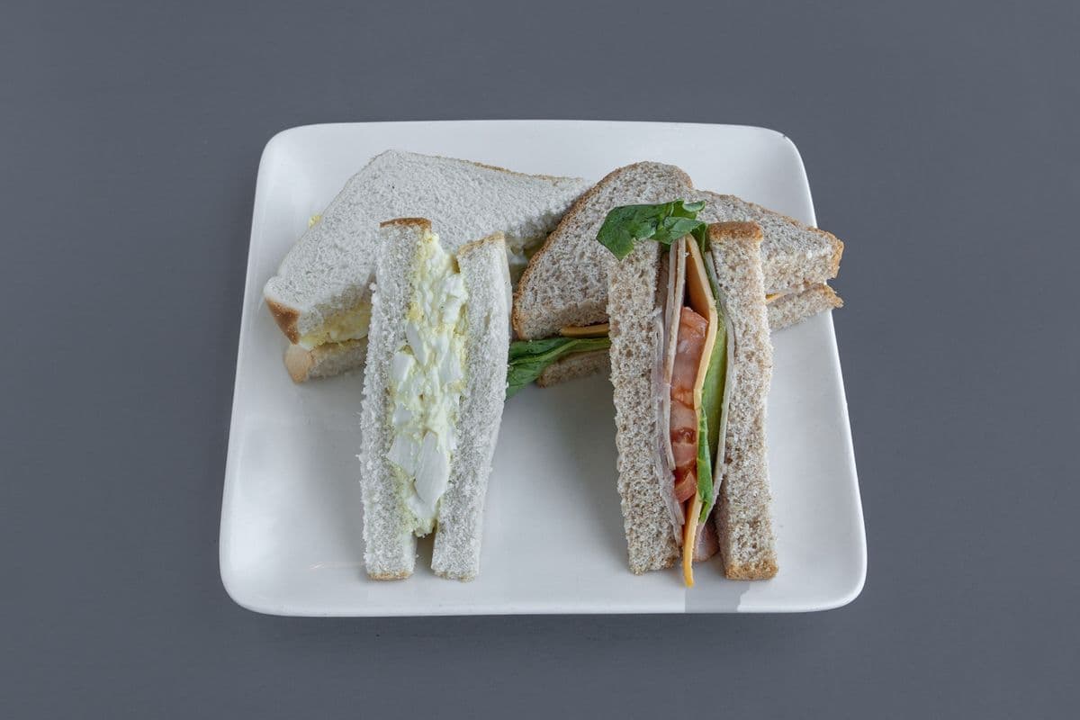 BLET – Bacon, Lettuce, Egg, and Tomato