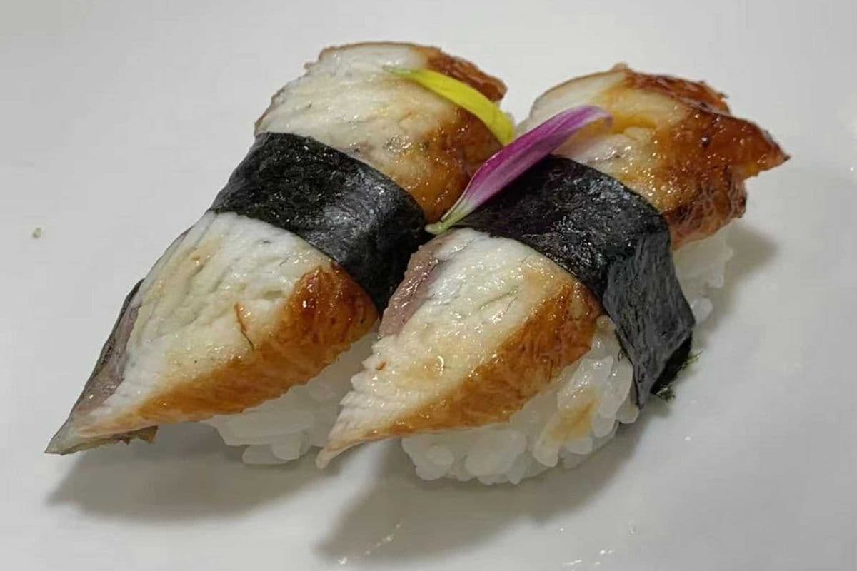 H08. Eel (2pcs) 鳗⻥寿司