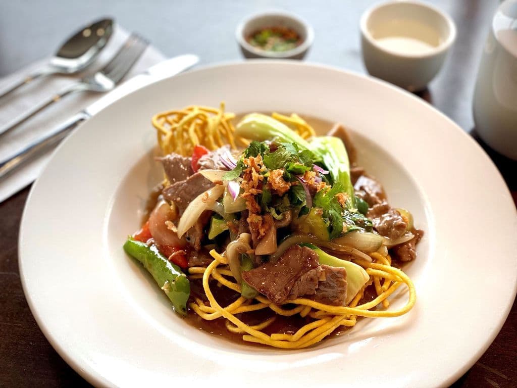 Lard Nar with Crispy Noodle or Flat Noodle