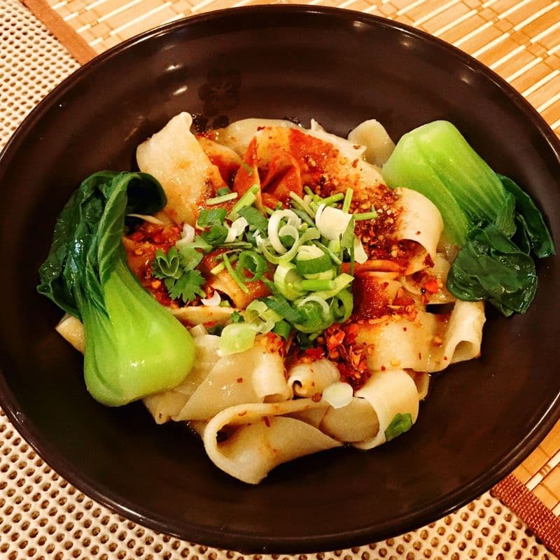 Biangbiang Noodles with Garlic, Veg., and Chili Powder 油泼面