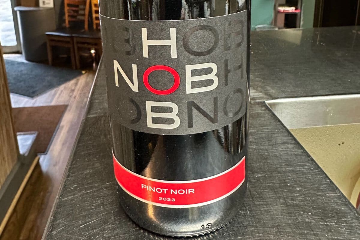 Hob Nob (Pinot Noir) (750 ml) France (1 x 750 ml)