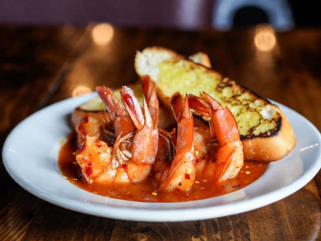 Crevettes Fra Diavolo avec pain a l'ail / Shrimp Fra Diavolo with garlic bread
