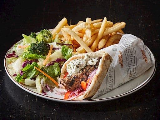 Assiette souvlaki pita au porc / Pork Souvlaki Pita Plate