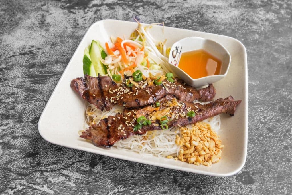 52. Boeuf grillé sur vermicelles / Grilled Beef on Vermicelli