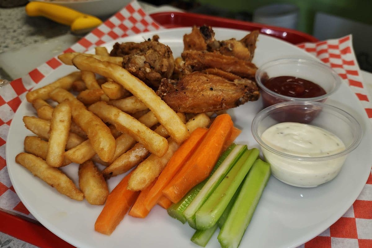 6 Chicken Wings with fries