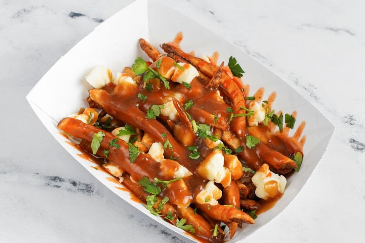 Poutine classique Grande (8'')