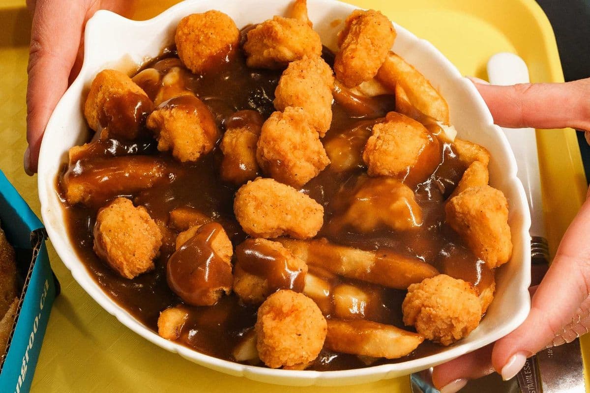 Popcorn chicken poutine