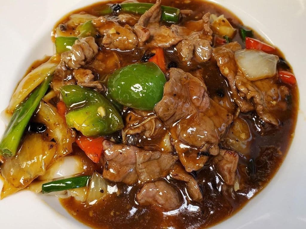 F9. 豉椒牛河 Black Bean Beef with Ho Fun
