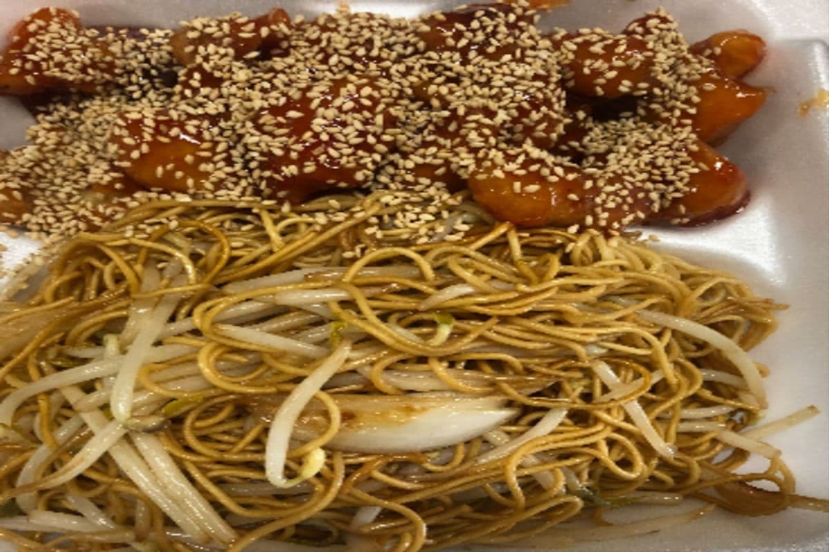 BOGO - Sesame chicken and vegetable lo mein noodle (With spring rolls) medium spicy 芝麻鸡炒面