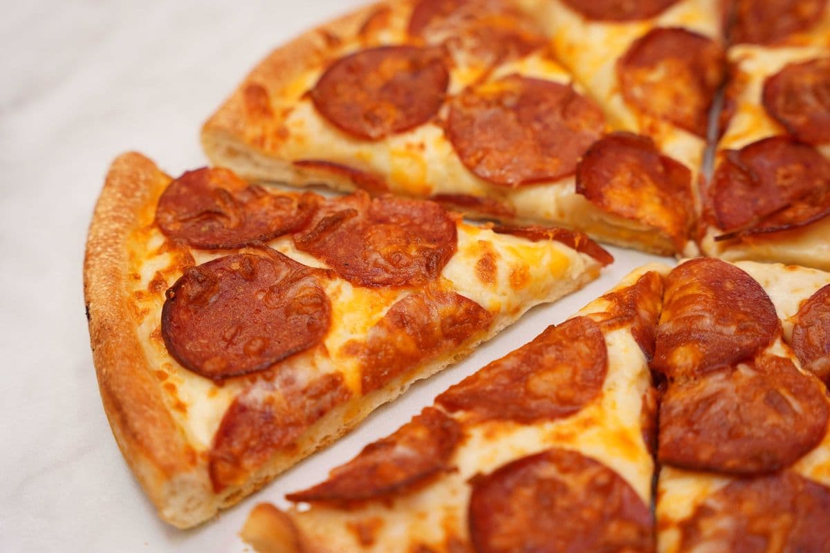 Medium Pepperoni Lover + 2 free drinks