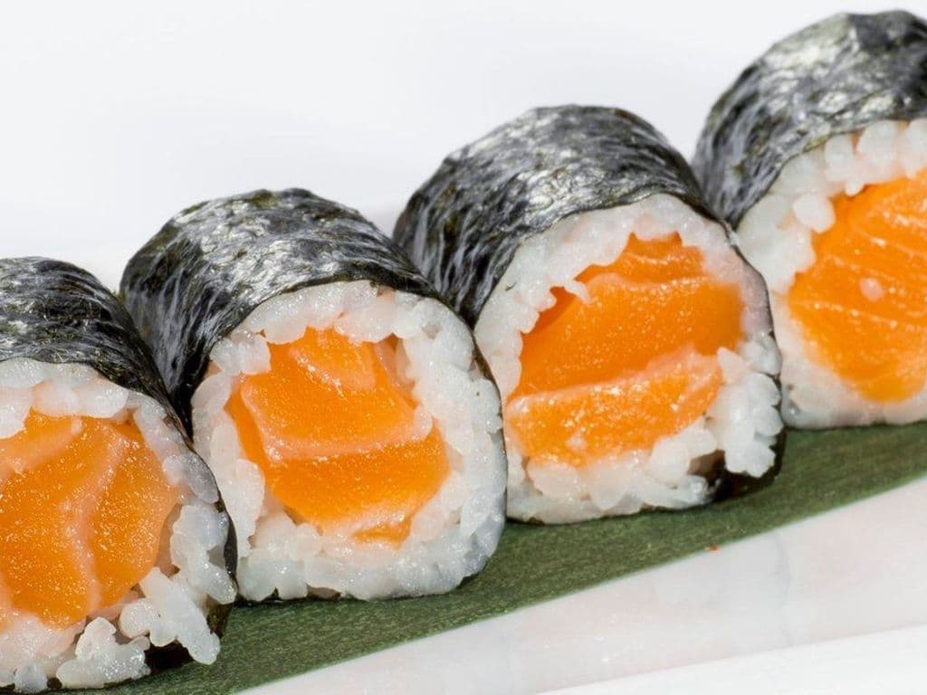 M01 Salmon Roll (6 pcs)
