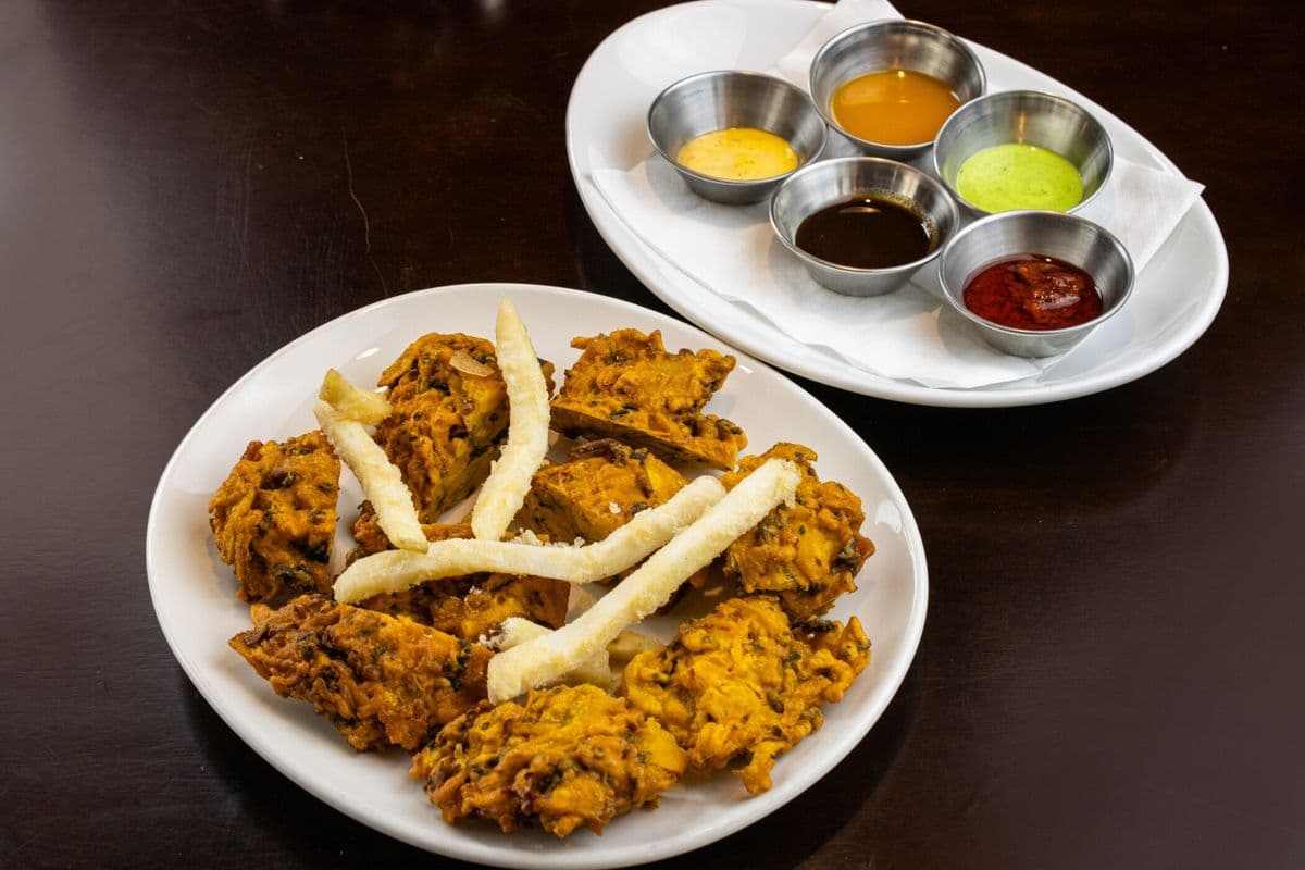 Pakoras and Bhajis (8 pcs)