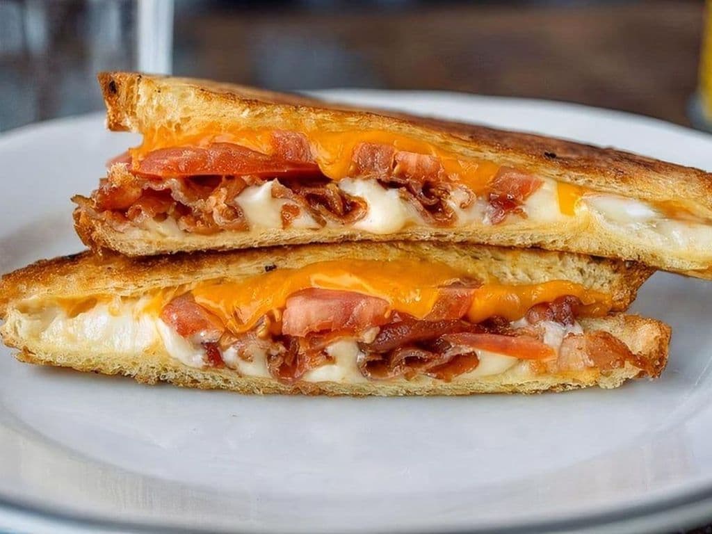 GRILL CHEESE TOMATES & BACON/ TOMATO & BACON GRILLED CHEESE