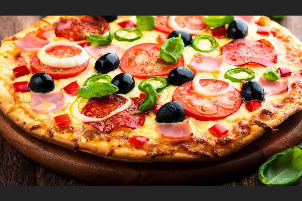 17. Small Ham and Fresh Tomato Pizza