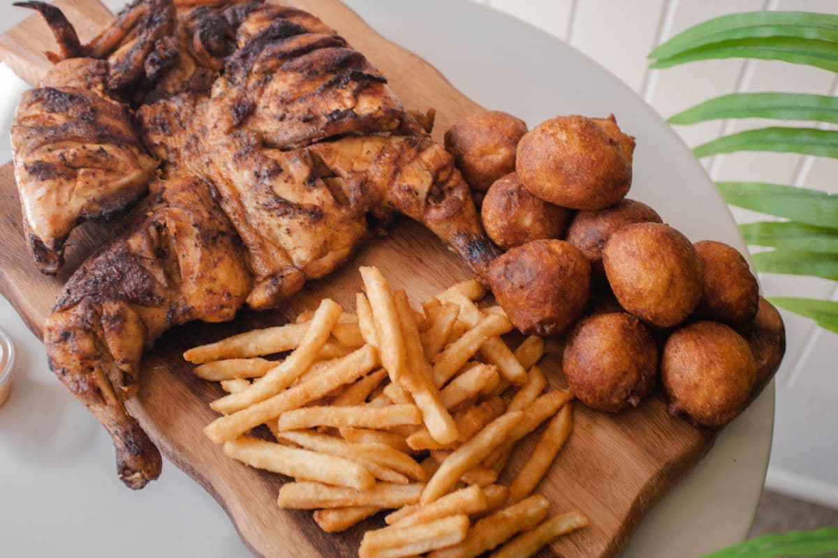 Poulet entier BBQ, frites et beignets(20 mcx)/Whole BBQ chicken, fries and beignets (20 pcs)
