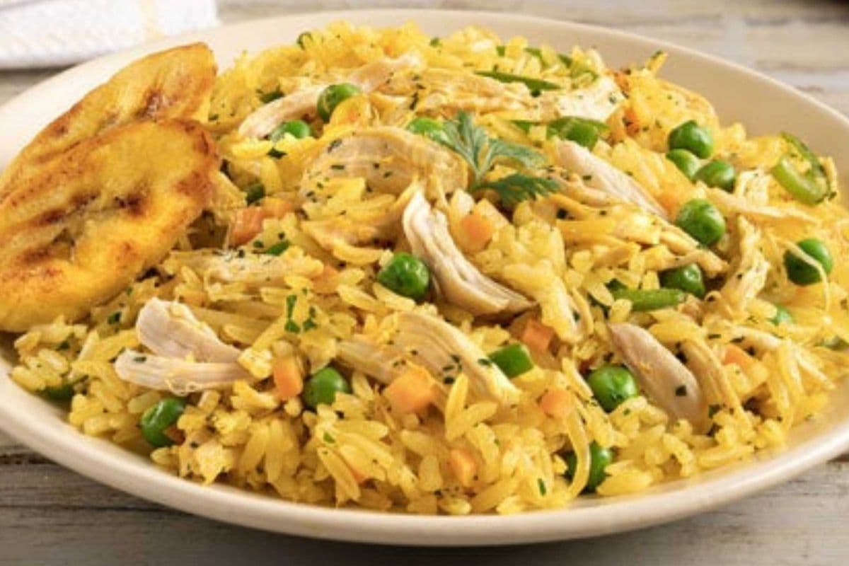 Arroz con Pollo y Maduro Frito