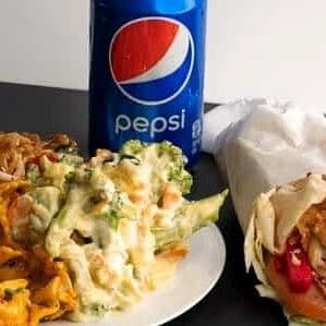 Pita and 3 Choices of Salads / Pita et 3 choix de salades