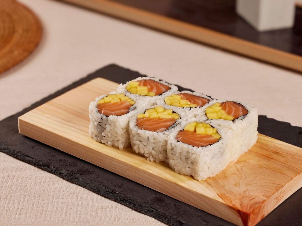 Mango Salmon Roll (8pcs)