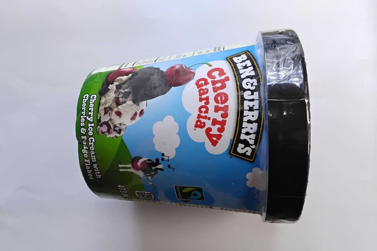 Ben & jerry's cherry ice cream with cherries and fudge flakes (473 ml)