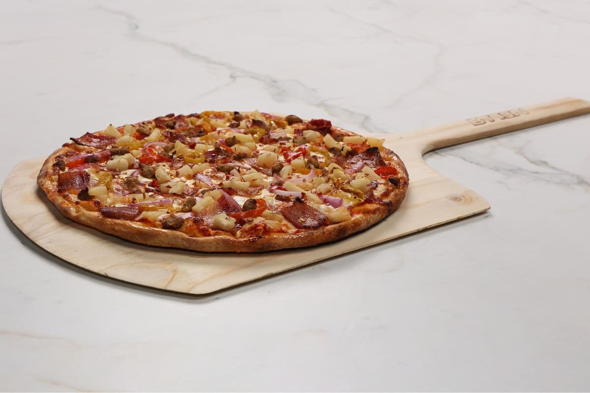 18'' Extra-Large Hot Hawaiian Gourmet Pizza (12 Slices)