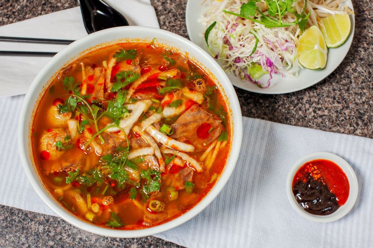 12. Soupe Bun Bo Hue et bouillon épicé au bœuf avec jarret de bœuf / Bun Bo Hue Soup and Spicy Beef Broth with Beef Shin