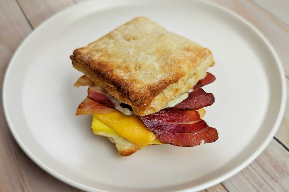 Sandwich bacon, oeuf et cheddar