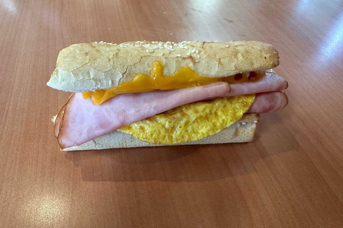 Bacon Egg and Cheddar( Get 6 inch free)
