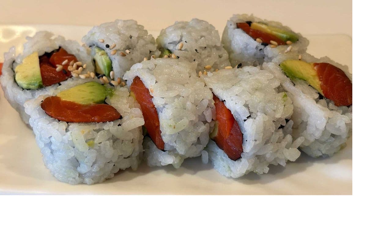 Salmon avocado Roll (8 cuts)