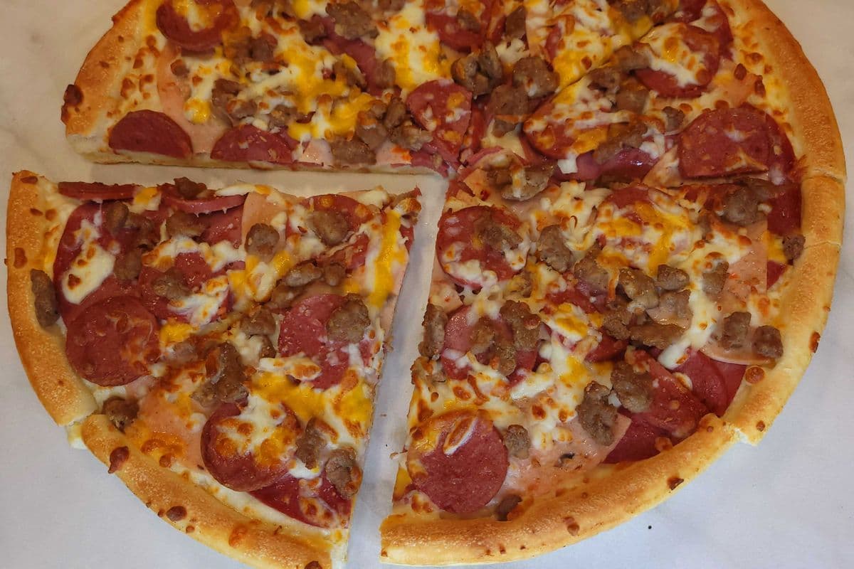 Large Meat supreme + 3 FREE DRINKS